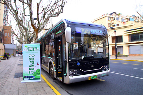 植樹節,上海公交車上也種了一棵“樹”(圖1) 植樹節,上海公交車上也種了一棵“樹”(圖1)