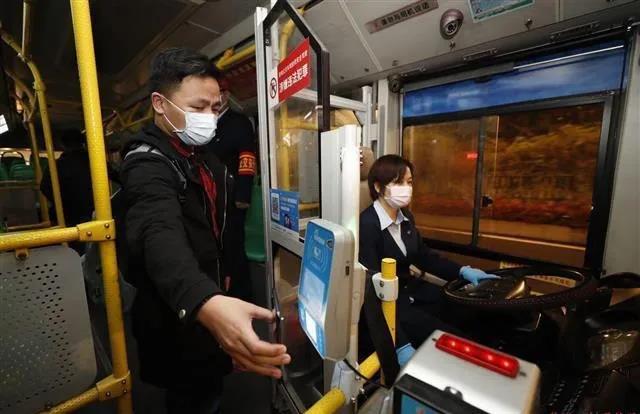 3月25日凌晨5時(shí)45分，武漢第一班公交車(chē)發(fā)車(chē)了！(圖1)