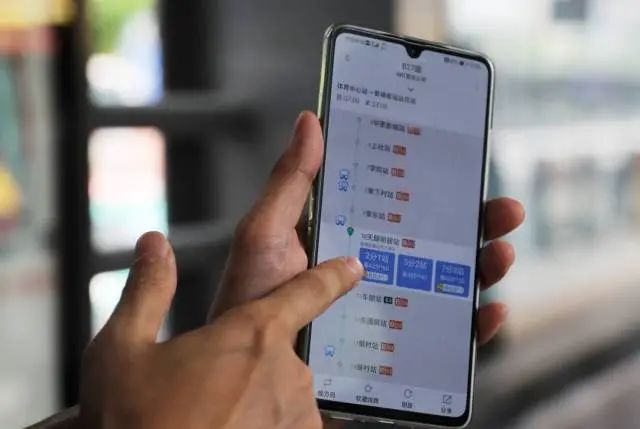 “廣州交通·行訊通”APP上顯示車輛座位情況。 有無座位手機(jī)可查!全國首條5G調(diào)度公交線廣州開跑(圖4)
