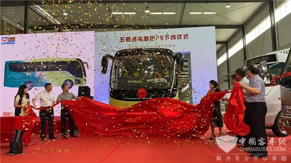 大客車五菱造 歐科佳助力首輛慧巴F9下線(圖1) 大客車五菱造 歐科佳助力首輛慧巴F9下線(圖1)