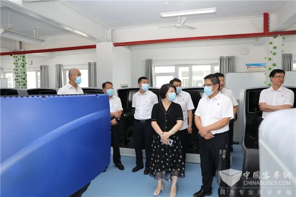 福田歐輝與北京市公共交通高級技工學(xué)校簽訂戰(zhàn)略合作框架協(xié)議(圖2) 福田歐輝與北京市公共交通高級技工學(xué)校簽訂戰(zhàn)略合作框架協(xié)議(圖2)