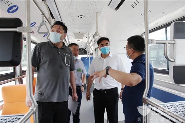 廣安市政府一行赴申龍客車調研 肯定企業新能源技術發展情況(圖2) 廣安市政府一行赴申龍客車調研 肯定企業新能源技術發展情況(圖2)