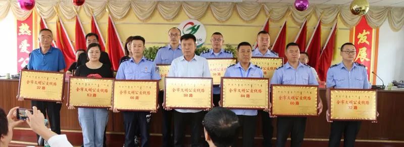 呼和浩特公交召開全市創建文明公交線路命名暨第三屆“最美公交人”評選表彰活動啟動儀式(圖2)