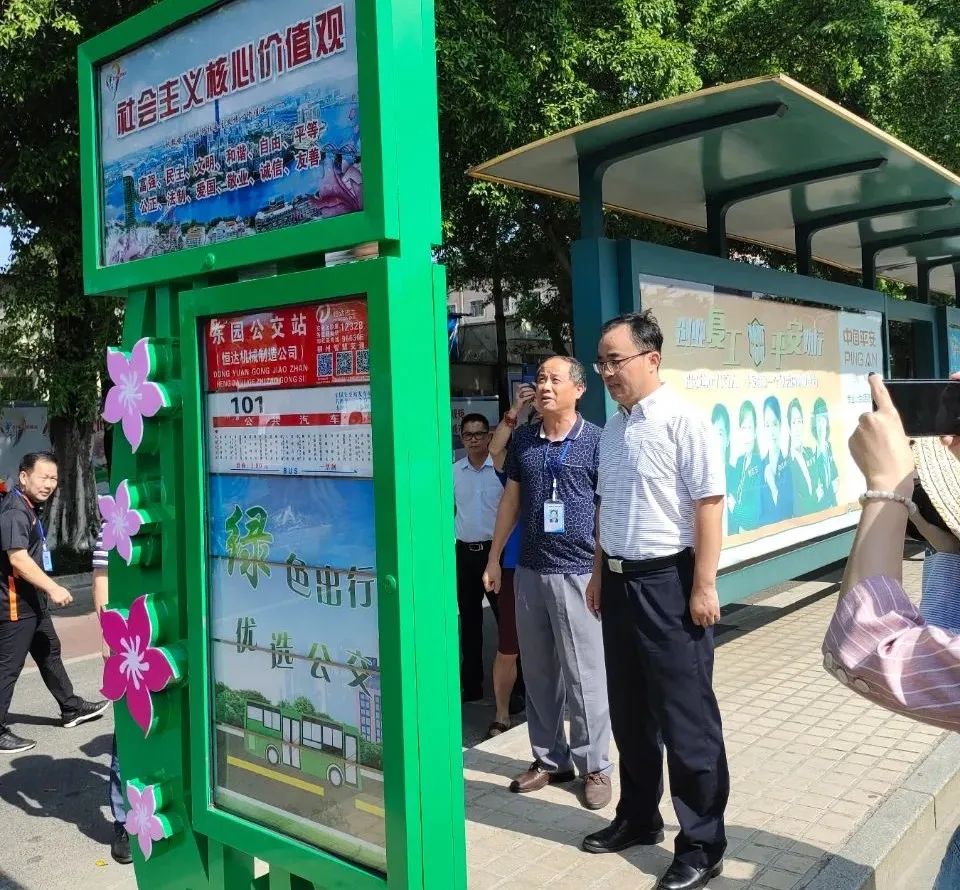 副市長(zhǎng)何文林深入柳州公交慰問(wèn),就公交未來(lái)發(fā)展提出五大戰(zhàn)略理念(圖3) 副市長(zhǎng)何文林深入柳州公交慰問(wèn),就公交未來(lái)發(fā)展提出五大戰(zhàn)略理念(圖3)