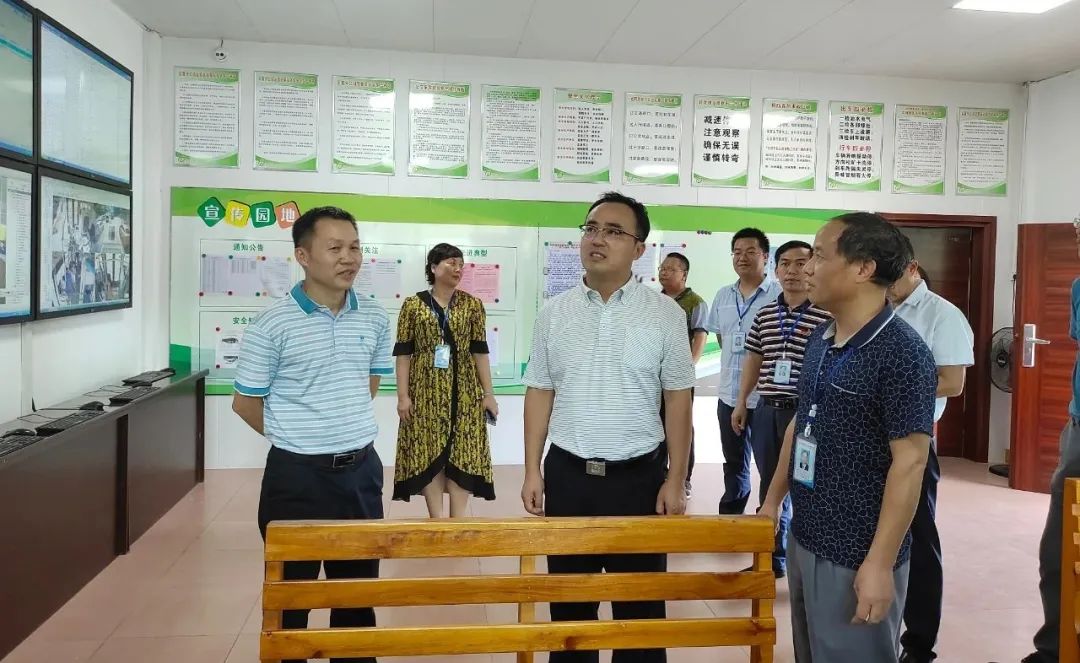 副市長(zhǎng)何文林深入柳州公交慰問(wèn),就公交未來(lái)發(fā)展提出五大戰(zhàn)略理念(圖6) 副市長(zhǎng)何文林深入柳州公交慰問(wèn),就公交未來(lái)發(fā)展提出五大戰(zhàn)略理念(圖6)