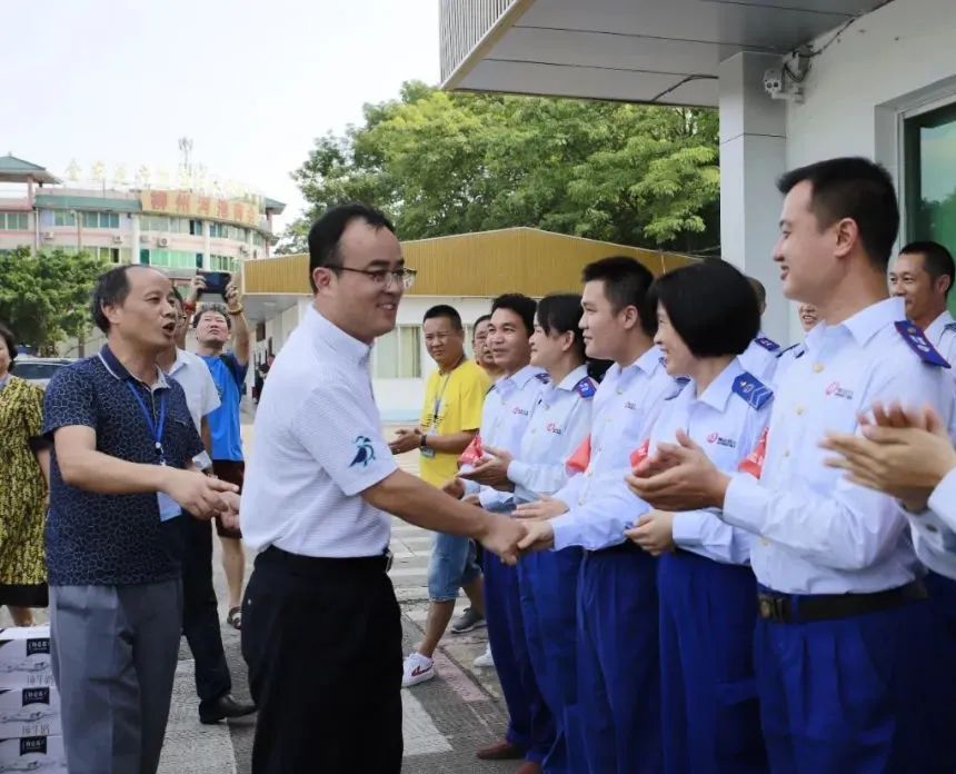 副市長(zhǎng)何文林深入柳州公交慰問(wèn),就公交未來(lái)發(fā)展提出五大戰(zhàn)略理念(圖7) 副市長(zhǎng)何文林深入柳州公交慰問(wèn),就公交未來(lái)發(fā)展提出五大戰(zhàn)略理念(圖7)