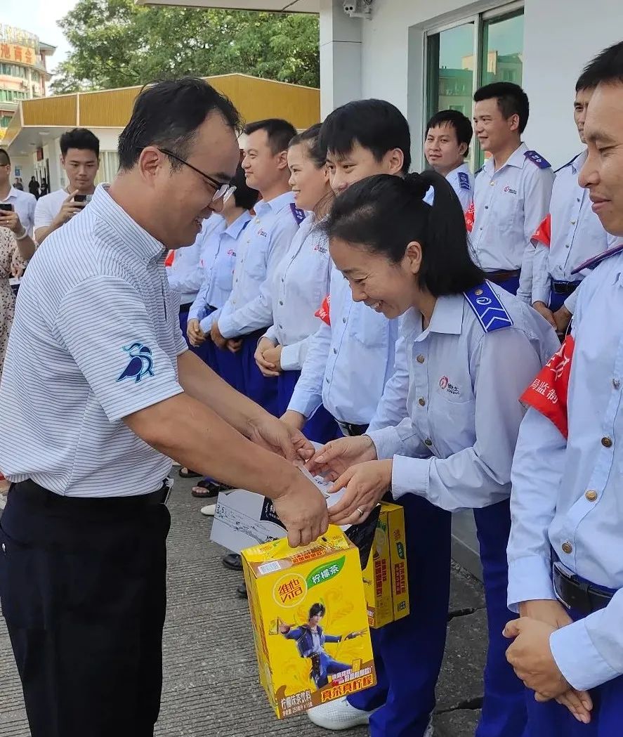 副市長(zhǎng)何文林深入柳州公交慰問(wèn),就公交未來(lái)發(fā)展提出五大戰(zhàn)略理念(圖8) 副市長(zhǎng)何文林深入柳州公交慰問(wèn),就公交未來(lái)發(fā)展提出五大戰(zhàn)略理念(圖8)