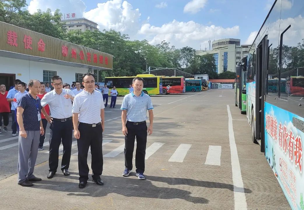 副市長(zhǎng)何文林深入柳州公交慰問(wèn),就公交未來(lái)發(fā)展提出五大戰(zhàn)略理念(圖10) 副市長(zhǎng)何文林深入柳州公交慰問(wèn),就公交未來(lái)發(fā)展提出五大戰(zhàn)略理念(圖10)