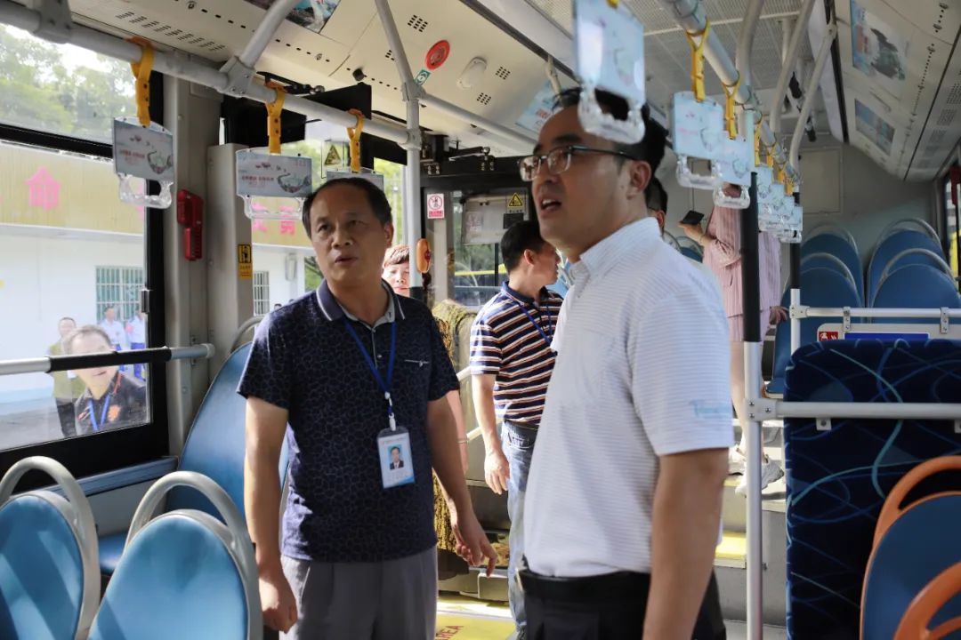 副市長(zhǎng)何文林深入柳州公交慰問(wèn),就公交未來(lái)發(fā)展提出五大戰(zhàn)略理念(圖11) 副市長(zhǎng)何文林深入柳州公交慰問(wèn),就公交未來(lái)發(fā)展提出五大戰(zhàn)略理念(圖11)