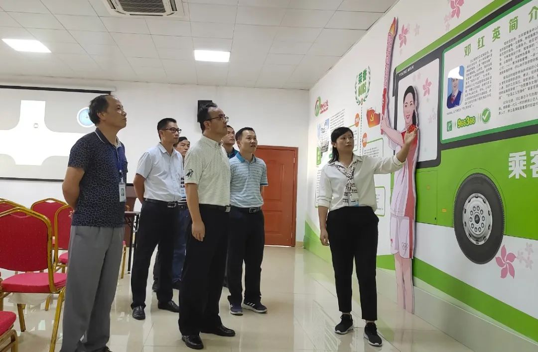 副市長(zhǎng)何文林深入柳州公交慰問(wèn),就公交未來(lái)發(fā)展提出五大戰(zhàn)略理念(圖13) 副市長(zhǎng)何文林深入柳州公交慰問(wèn),就公交未來(lái)發(fā)展提出五大戰(zhàn)略理念(圖13)