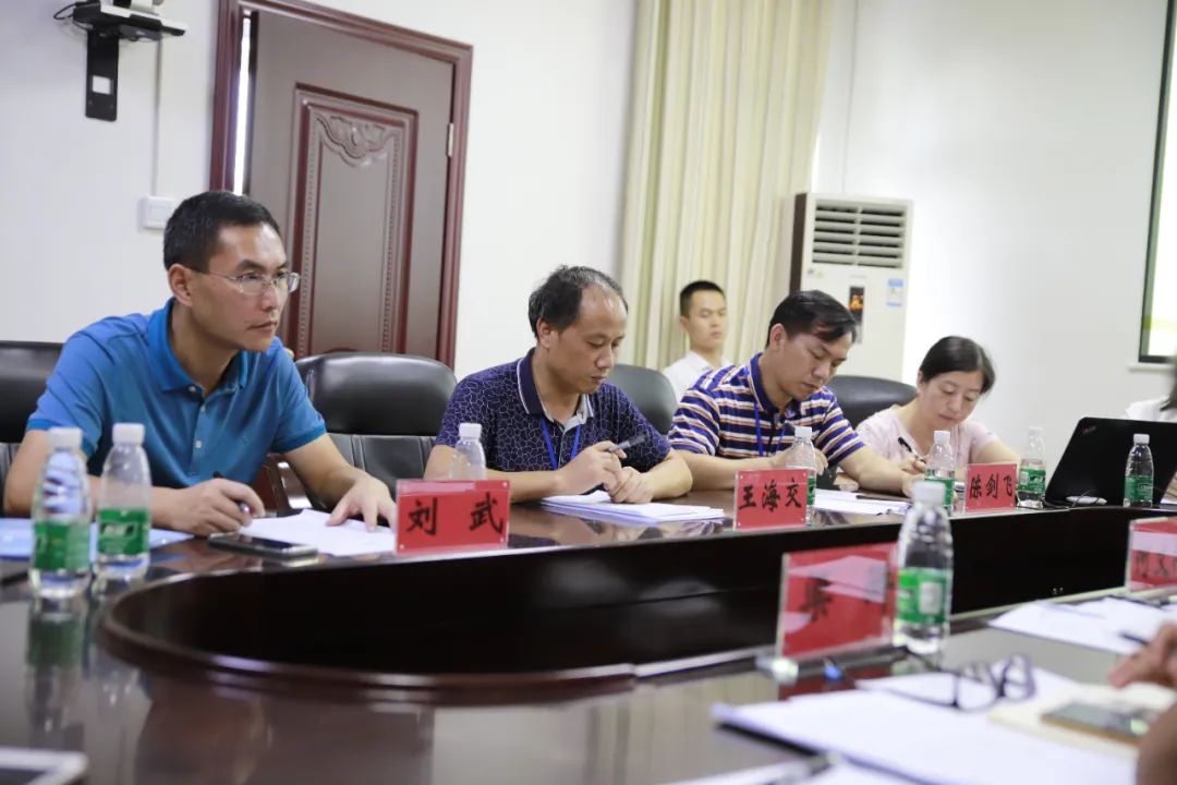 副市長(zhǎng)何文林深入柳州公交慰問(wèn),就公交未來(lái)發(fā)展提出五大戰(zhàn)略理念(圖17) 副市長(zhǎng)何文林深入柳州公交慰問(wèn),就公交未來(lái)發(fā)展提出五大戰(zhàn)略理念(圖17)