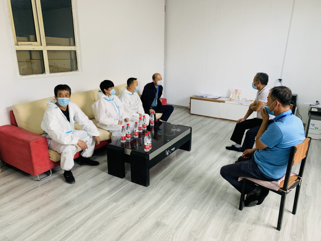 烏魯木齊公交集團領導班子成員慰問疫情防控一線逆行者(圖13) 烏魯木齊公交集團領導班子成員慰問疫情防控一線逆行者(圖13)