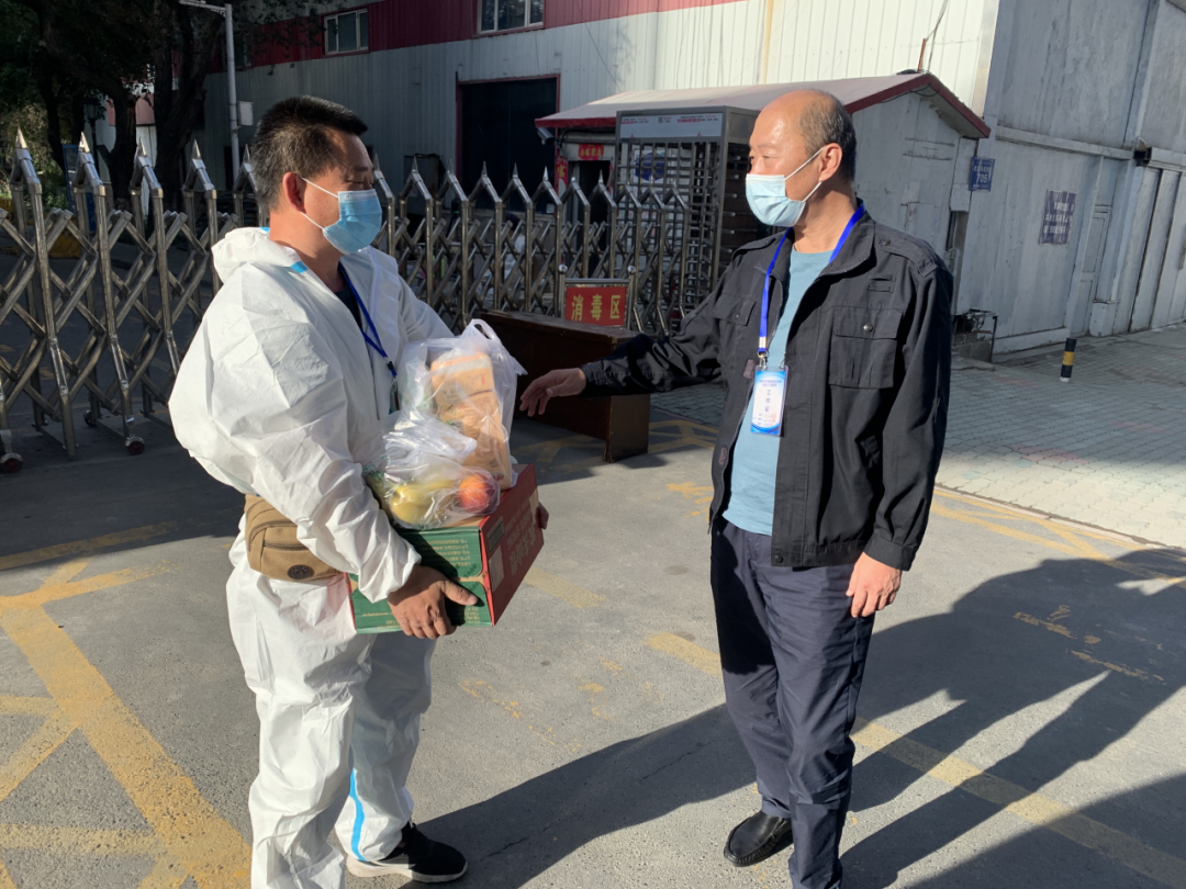 烏魯木齊公交集團領導班子成員慰問疫情防控一線逆行者(圖8) 烏魯木齊公交集團領導班子成員慰問疫情防控一線逆行者(圖8)