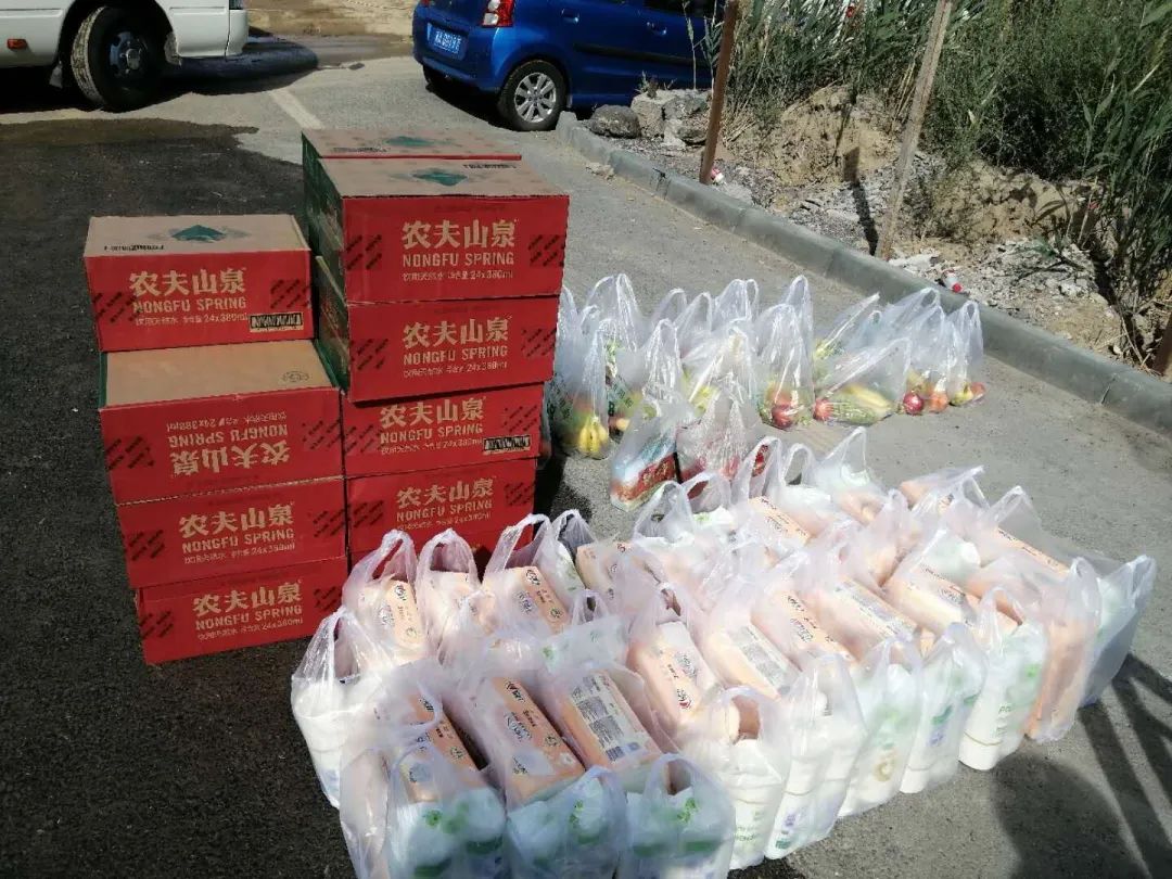 烏魯木齊公交集團領導班子成員慰問疫情防控一線逆行者(圖18) 烏魯木齊公交集團領導班子成員慰問疫情防控一線逆行者(圖18)