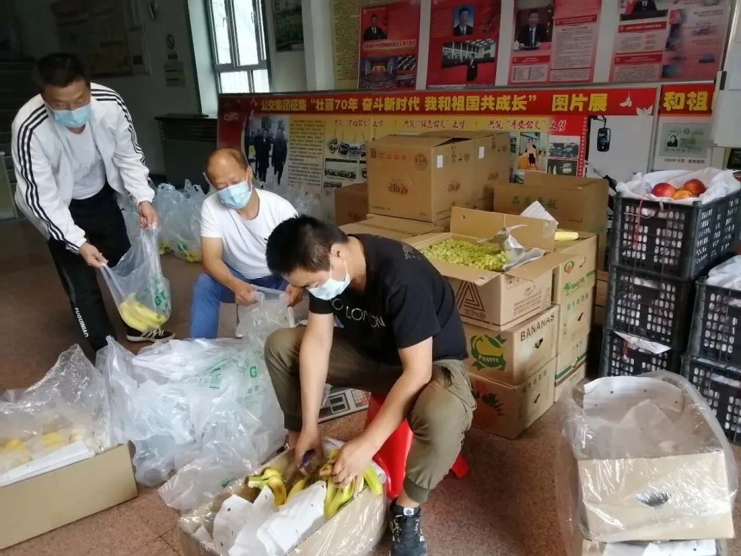 烏魯木齊公交集團領導班子成員慰問疫情防控一線逆行者(圖3) 烏魯木齊公交集團領導班子成員慰問疫情防控一線逆行者(圖3)