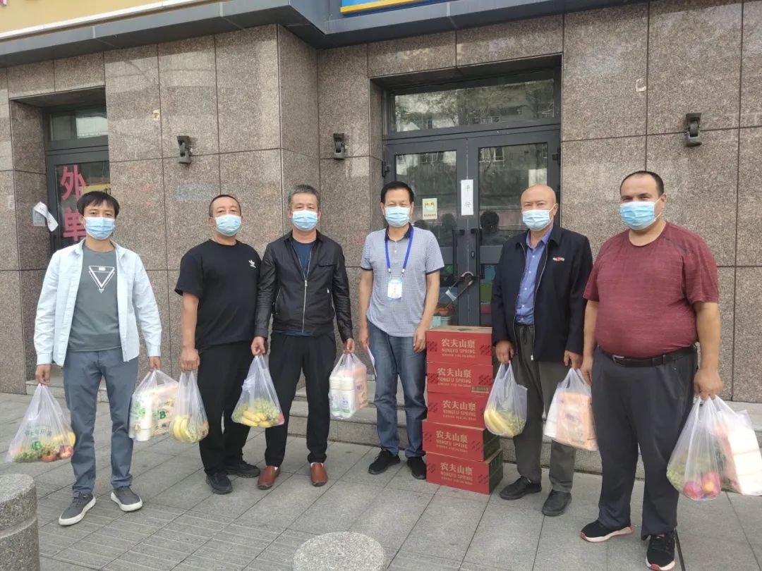 烏魯木齊公交集團領導班子成員慰問疫情防控一線逆行者(圖25) 烏魯木齊公交集團領導班子成員慰問疫情防控一線逆行者(圖25)