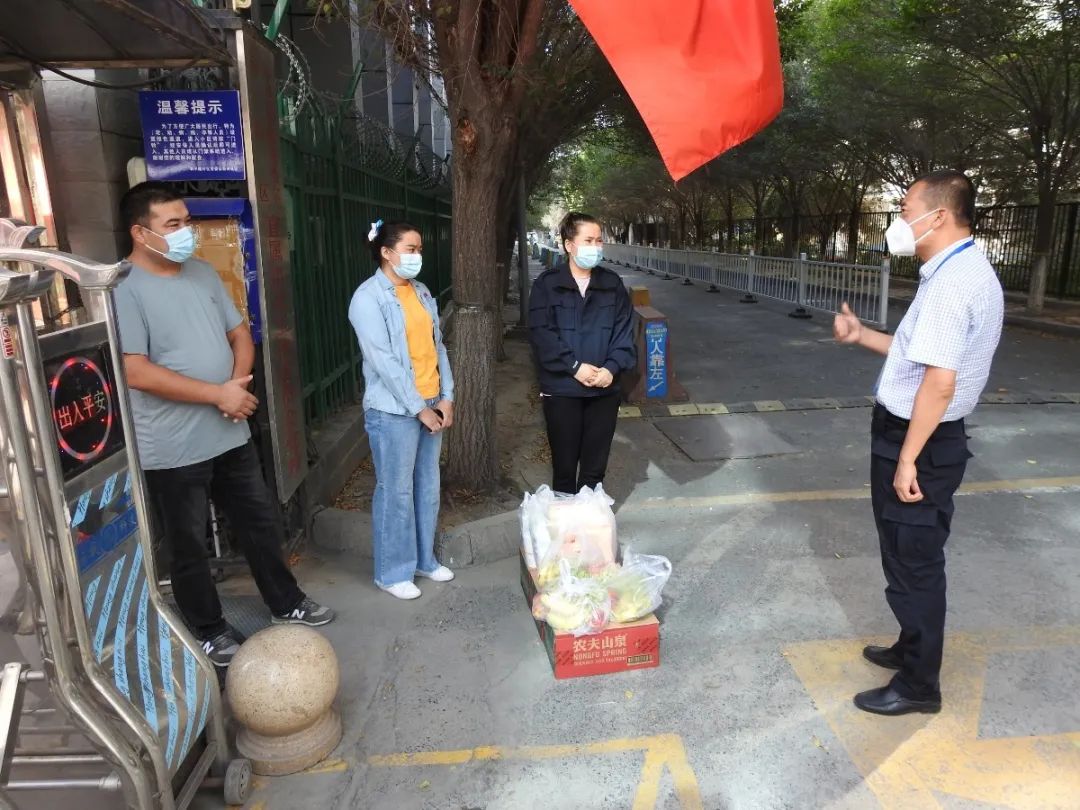 烏魯木齊公交集團領導班子成員慰問疫情防控一線逆行者(圖21) 烏魯木齊公交集團領導班子成員慰問疫情防控一線逆行者(圖21)