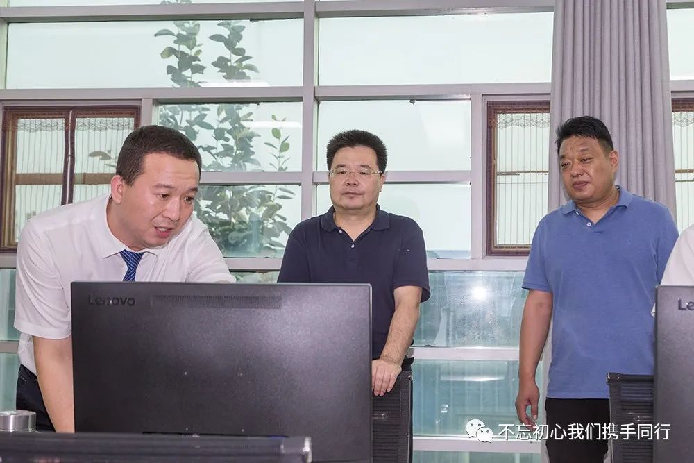 河北省財政廳領導一行到唐山公交就新能源示范試點、智能化、低碳出行等工作進行調研(圖7) 河北省財政廳領導一行到唐山公交就新能源示范試點、智能化、低碳出行等工作進行調研(圖7)