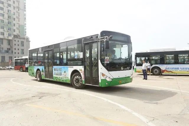 “過關(guān)斬將” 27名青島公交駕駛員技術(shù)大比武，亮出高超車技(圖3)