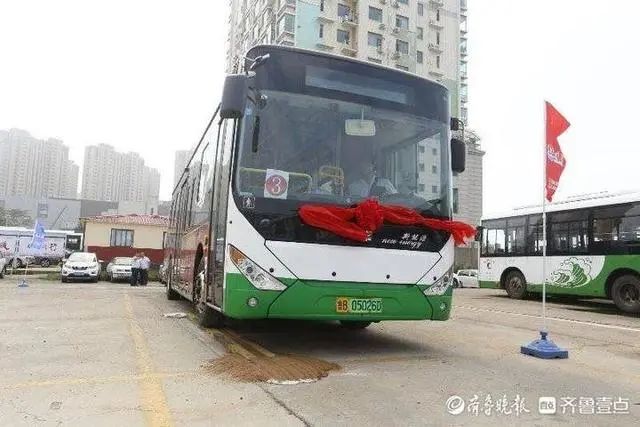 “過關(guān)斬將” 27名青島公交駕駛員技術(shù)大比武，亮出高超車技(圖2)