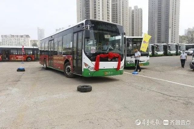 “過關(guān)斬將” 27名青島公交駕駛員技術(shù)大比武，亮出高超車技(圖1)