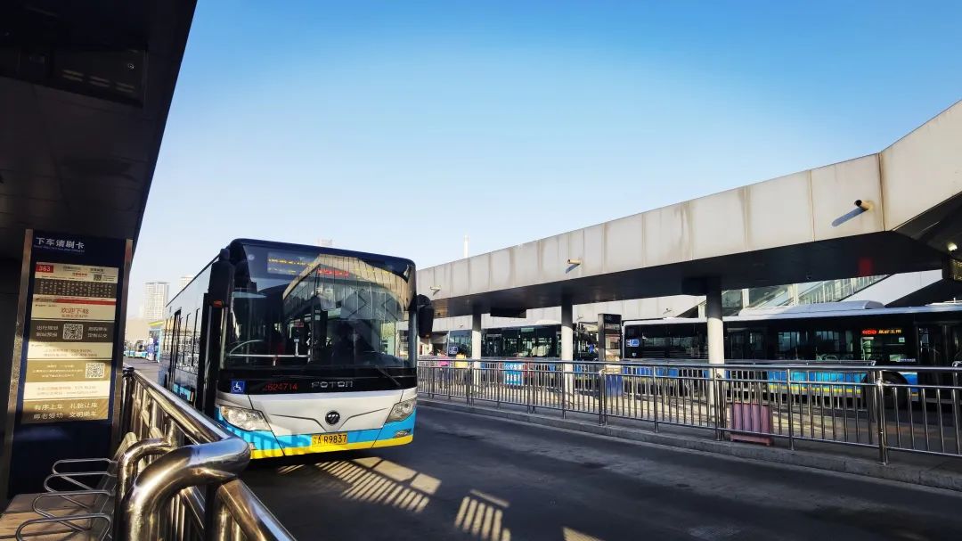 砥礪奮進(jìn)的五年丨北京公交集團(tuán)新能源車輛比例創(chuàng)歷史最高(圖1) 圖片