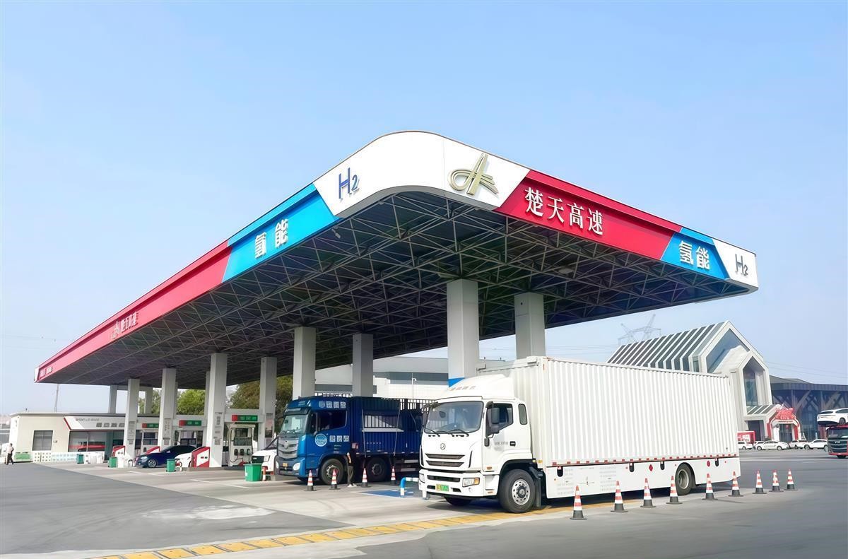 漢宜氫能示范線“氫”車熟路,潛江服務區單日加氫量突破500公斤(圖1) 漢宜氫能示范線“氫”車熟路,潛江服務區單日加氫量突破500公斤(圖1)